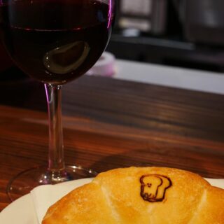 紅葉シーズンの阿倍野散歩の帰りに 路地裏のネオンが目印の「Ba…