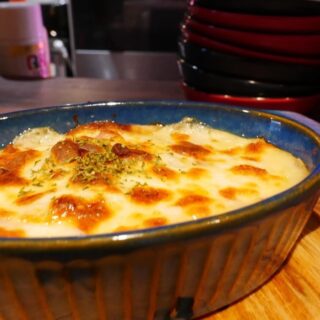 0次会にも、〆の一杯にも。 扉を開けると、焼き立てパンの香り…